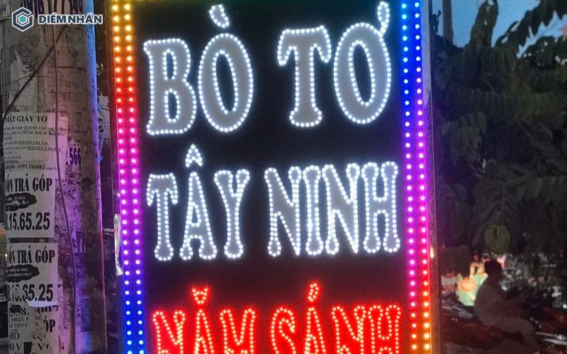 Biển hiệu đứng đèn LED giúp cho quán ăn nổi bật giữa phố xá đông đúc khi về đêm