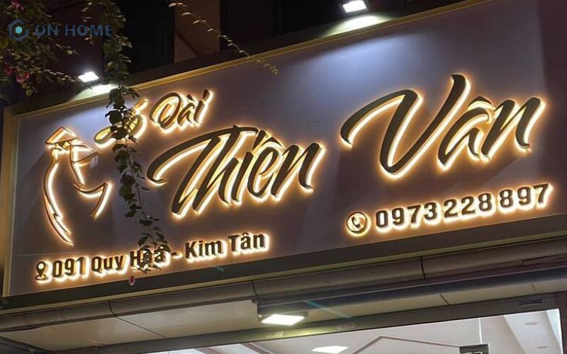 Biển hiệu nhà may sử dụng đèn LED viền chữ, giúp cửa hàng nổi bật hơn vào ban đêm