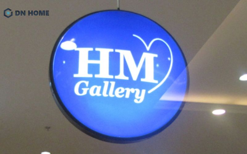 Bảng hiệu mica kết hợp hiệu ứng sáng và tone màu xanh, tăng thêm nét nổi bật và tinh tế cho không gian kinh doanh