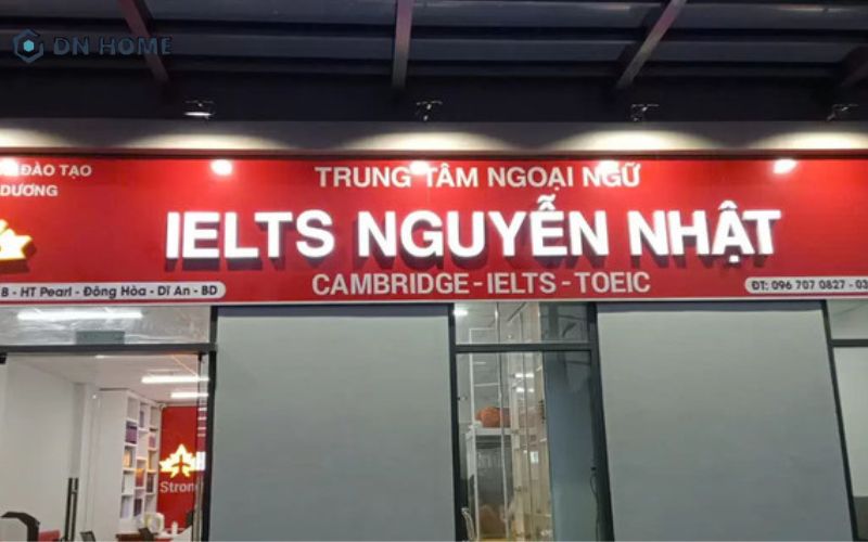 Bảng hiệu mica hiện đại với nhiều màu sắc rực rỡ