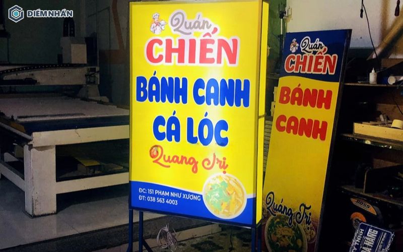 Biển hiệu đứng cho quán bánh canh khung sắt căng bạt Hiflex kết hợp đèn LED nổi bật về đêm