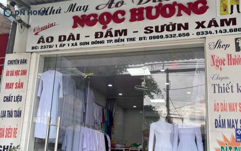 Bảng hiệu hiển thị chi tiết các dịch vụ từ may đo đến cho thuê giúp khách hàng dễ dàng lựa chọn