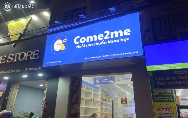 Biển hiệu hộp đèn là bảng hiệu có kết cấu dạng hộp kín, bên trong lắp đặt hệ thống chiếu sáng cho phép hiển thị nội dung quảng cáo