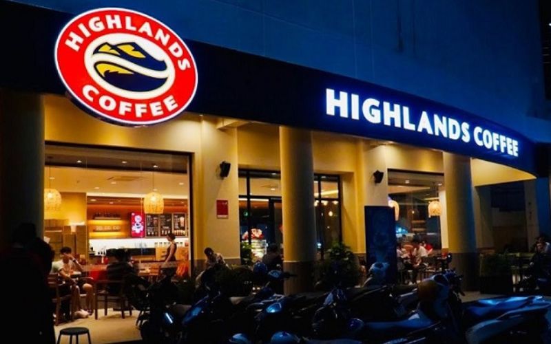 Biển hiệu hộp đèn nổi bật vào ban đêm, giúp thương hiệu dễ dàng thu hút khách hàng giữa phố xá tấp nập