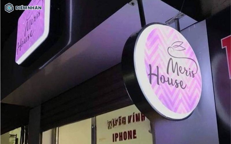 Bảng hiệu hộp đèn Mica hút nổi treo đẹp mắt, treo trên cao giúp khách hàng dễ dàng quan sát từ nhiều hướng