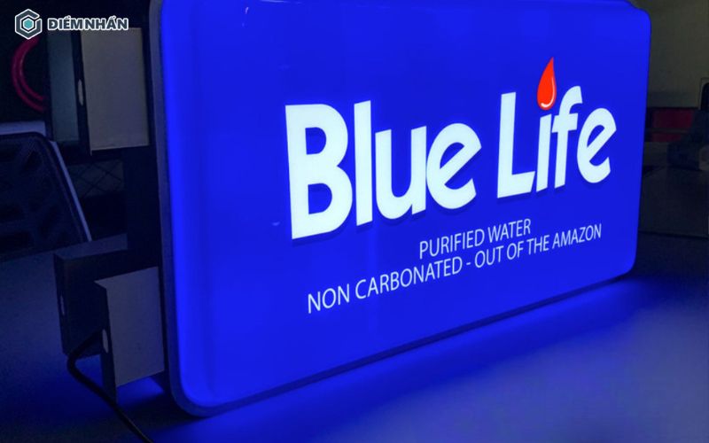 Hộp đèn bảng hiệu hút nổi Mica tạo sự tinh tế, sang trọng cho mặt tiền thương hiệu