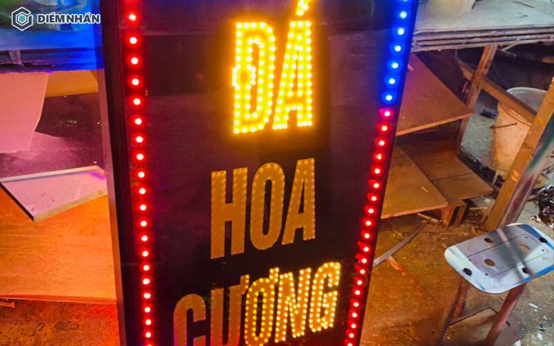 Lớp bề mặt là phần trực tiếp truyền tải thông điệp thương hiệu, thường ưu tiên các vật liệu xuyên sáng tốt như bạt 3M, Mica,...