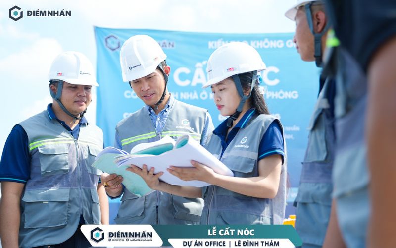 Đội ngũ DN HOME cam kết bàn giao bảng hiệu hoàn thiện, cung cấp chế độ bảo hành, bảo trì dài hạn