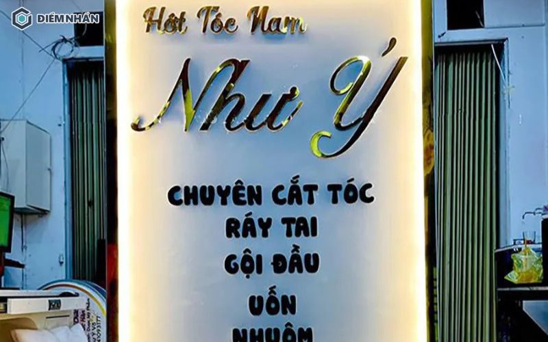 Bảng hiệu đứng chữ nổi kết hợp với đèn LED viền giúp làm nổi bật dịch vụ của spa