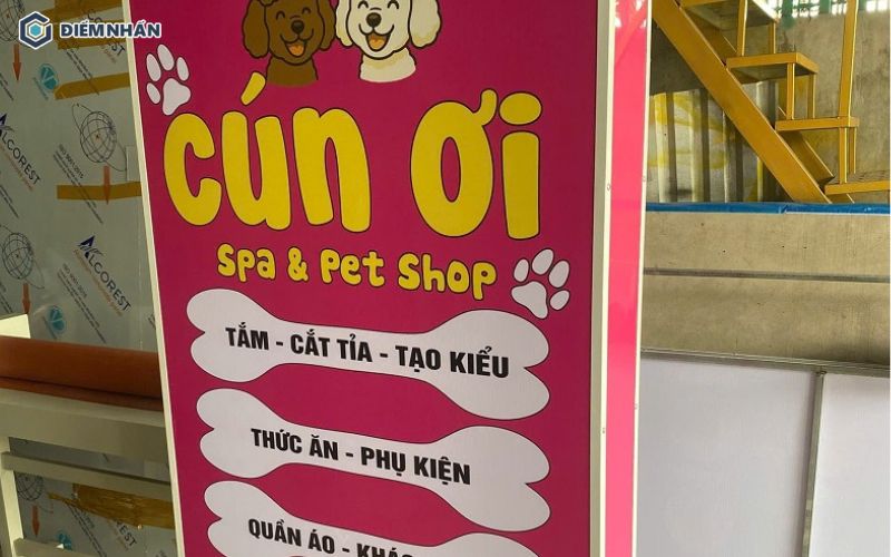 Biển hiệu đứng cho tiệm spa thú cưng bằng khung kim loại in trên nền bạt Hiflex với thiết kế bắt mắt, đáng yêu