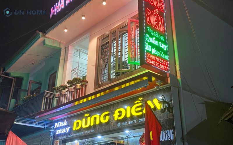 Mẫu biển hiệu sử dụng kết hợp mica chữ nổi cùng hộp đèn LED giúp cửa hàng trở nên lung linh về đêm