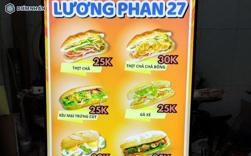 Biển hiệu đứng dạng hộp đèn LED mỏng giúp thể hiện menu quán một cách đẹp mắt