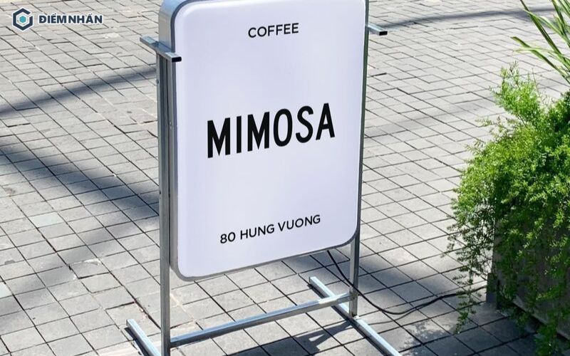 Biển hiệu đứng hộp đèn Mica hút nổi với thiết kế đơn giản, tinh tế