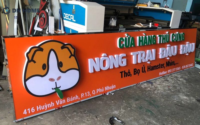 Bảng hiệu cửa hàng thú cưng Alu có chữ nổi Mica