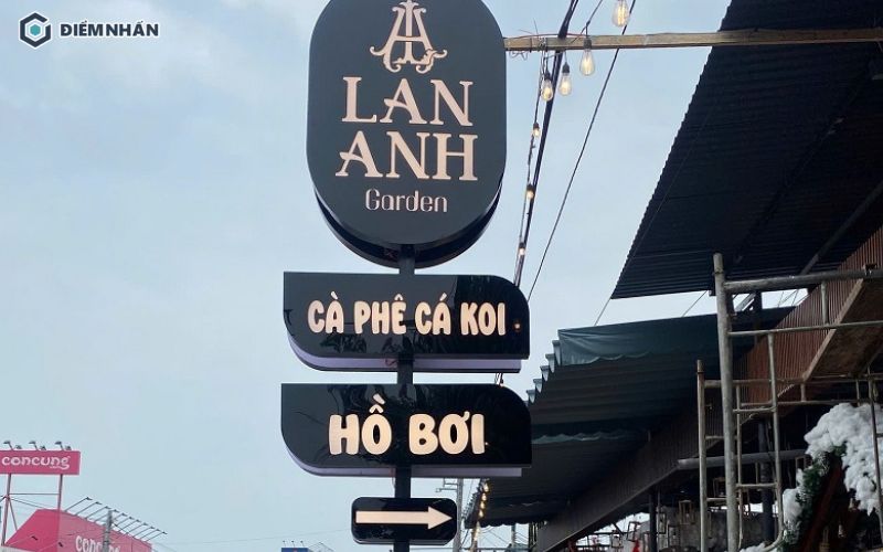 Biển hiệu đứng Mica hút nổi kết hợp đèn LED chiếu sáng bên trong