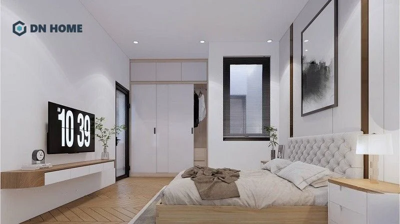 Phòng ngủ master ở khu vực tầng 2 với đầy đủ tiện nghi như tivi, nhà tắm trong phòng