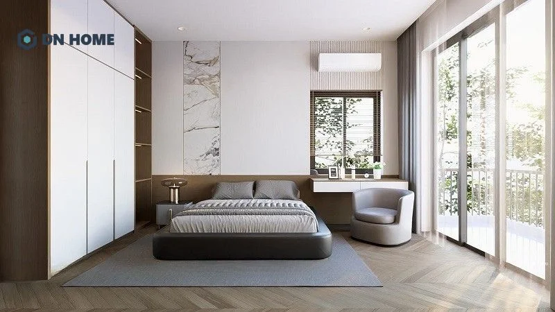 Phòng ngủ master có không gian khá rộng, ở ngoài là khu vực ban công thoáng mát