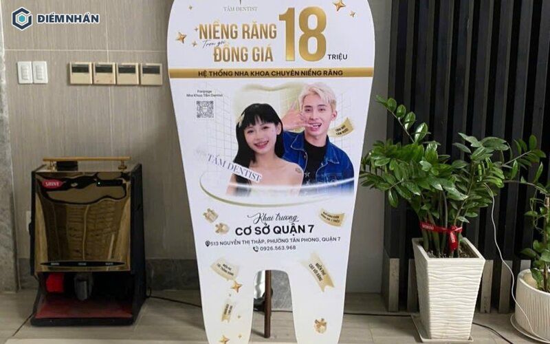 Biển hiệu đứng với kiểu dáng hình chiếc răng độc đáo, giúp thu hút sự chú ý của khách hàng một cách dễ dàng
