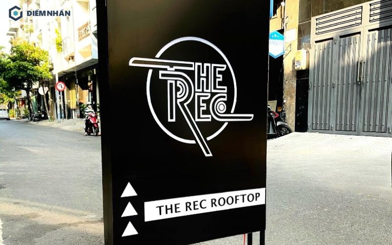 Biển hiệu đứng là loại bảng hiệu được thiết kế dựng thẳng, thường đặt trước cửa hàng để thu hút khách hàng