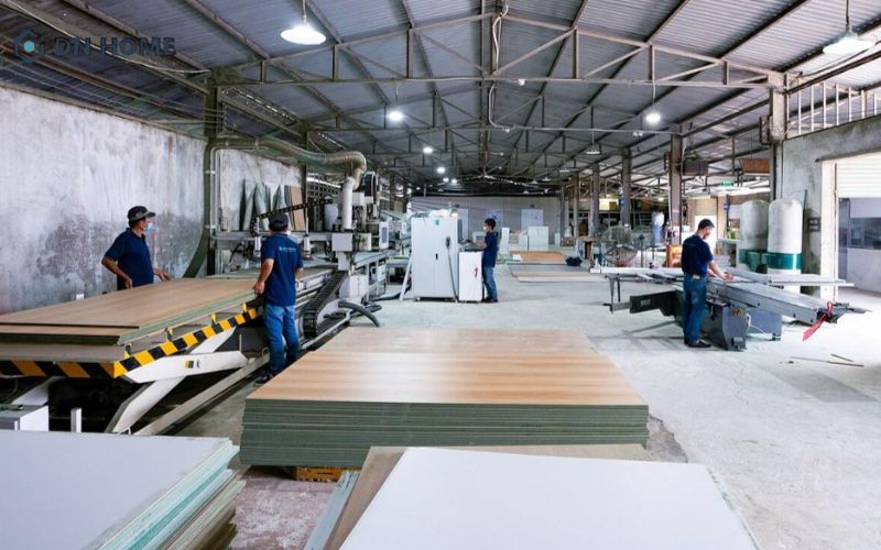 DN HOME với xưởng sản xuất quy mô lớn giúp bảng hiệu được gia công nhanh, kịp tiến độ giao hàng