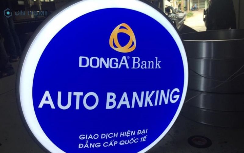 Bảng hiệu dáng tròn được thiết kế đồng bộ với bộ nhận diện thương hiệu, giúp doanh nghiệp xây dựng hình ảnh chuyên nghiệp