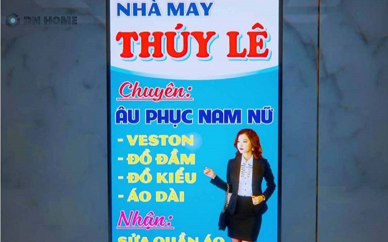 Biển hiệu nhà may hộp đèn dạng đứng, giúp chủ tiệm có thể linh hoạt dịch chuyển khi có nhu cầu