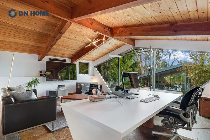 Mẫu phòng làm việc trên sân tượng được thiết kế mang hơi hướng phong cách tropical