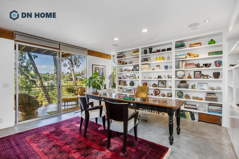 Phối hợp đa dạng màu sắc và đồ decor ấn tượng là điểm nhấn trong phòng làm việc sáng tạo