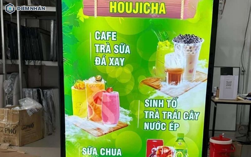 Mẫu biển hiệu đứng với thiết kế hiện đại, đèn LED giúp thông tin trên bảng hiệu được thể hiện rõ ràng, đẹp mắt