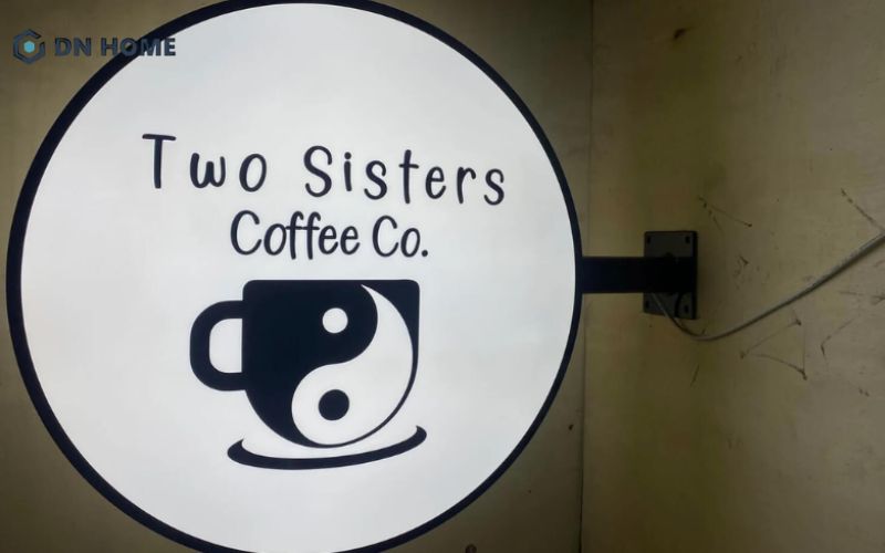 Khi kết hợp đèn LED hoặc mica hút nổi, biển vẫy tròn giúp quán thu hút mọi ánh nhìn