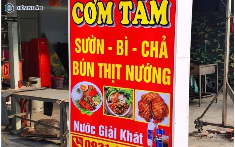 Biển hiệu đứng dạng hộp đèn căng bạt Hiflex dành cho các quán cơm bình dân