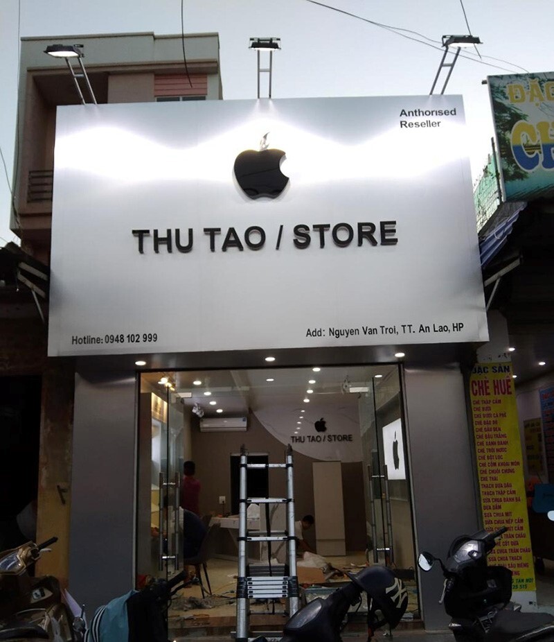 Bên cạnh bảng hiệu, việc thiết kế bảng hiệu cửa hàng điện thoại đẹp rất quan trọng. Chúng tôi đã có 1 bài viết chia sẻ chi tiết cách thiết kế cửa hàng yến sào sang trọng, hút khách, bạn xem qua nhé!