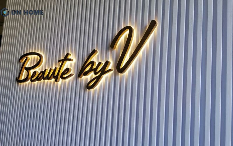 Mẫu chữ nổi mica gắn led âm phát sáng mặt cho shop thời trang