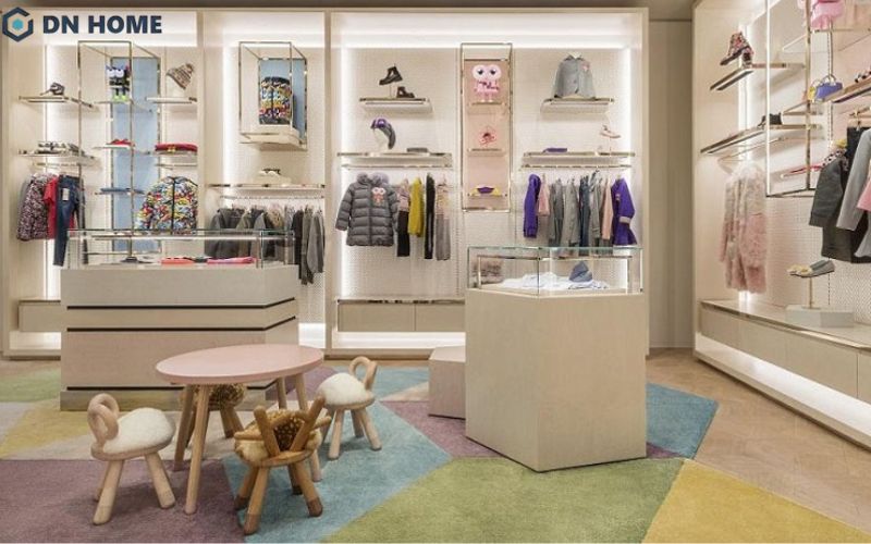 Shop quần áo cho mẹ và bé bố trí hợp lý để thuận tiện khi mua sắm cùng trẻ nhỏ