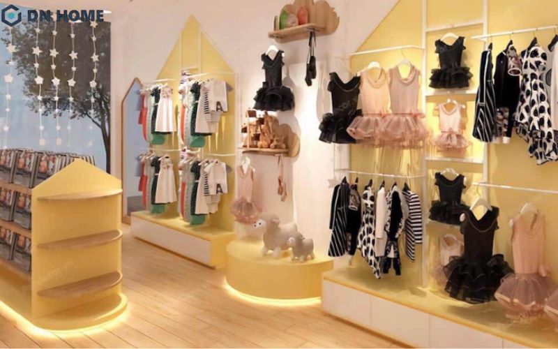 Hệ thống ánh sáng được đầu tư bố trí thông minh khi thiết cửa shop thời trang trẻ em phong cách sang trọng