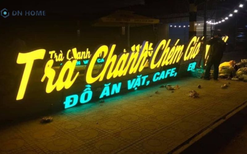 Biển hiệu quảng cáo với đèn led và chữ nổi rực rỡ về đêm