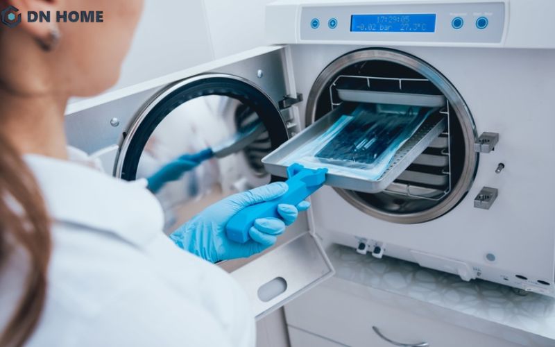 Máy khử trùng trong phòng vô trùng sử dụng nhiệt độ cao hoặc hóa chất để làm sạch vi khuẩn trên dụng cụ nha khoa