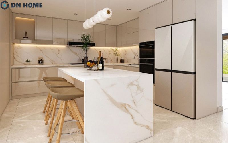 Bạn có thể áp dụng các giải pháp như hệ tủ kịch trần, kệ treo tường nhằm giúp dụng cụ bếp được bố trí khoa học hơn