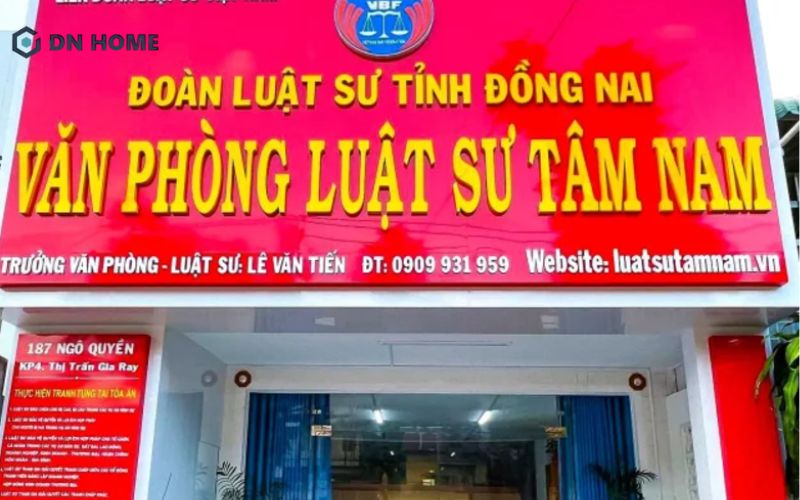 Biển hiệu văn phòng luật lựa chọn màu đỏ nổi bật chủ đạo