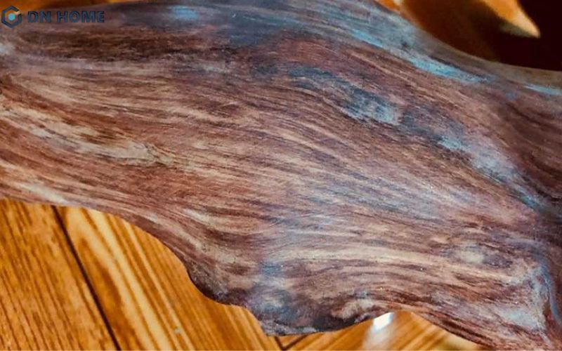 Để nhận biết gỗ Hoàng Đàn Tuyết, bạn có thể dựa vào hệ vân gỗ các đường xoắn ốc đặc biệt