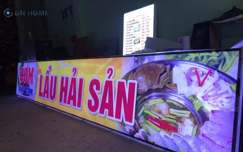 Hộp đèn led bạt 3M khổ lớn lắp tại quán cơm hải sản
