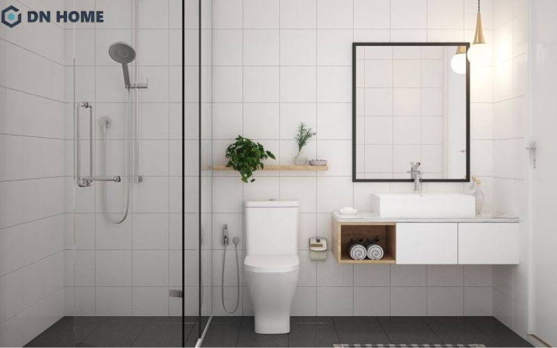 Sử dụng gương lớn trong nhà vệ sinh nhỏ để tạo cảm giác chiều sâu cho không gian thêm rộng thoáng