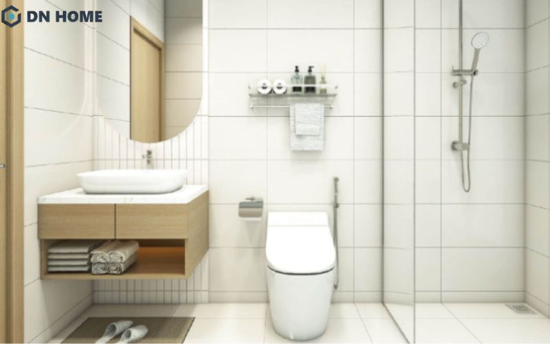 Nhà vệ sinh diện tích nhỏ chỉ 4m2 nên ưu tiên lựa chọn gam màu sáng làm chủ đạo để tạo cảm giác rộng rãi, thoáng đãng