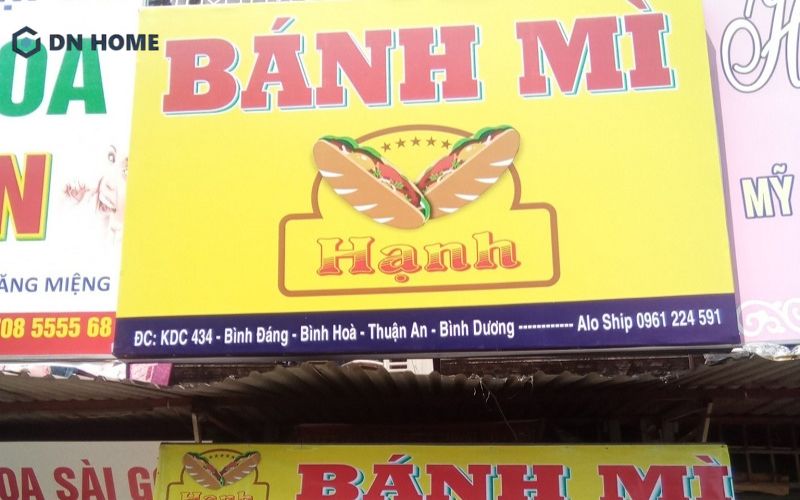 Mẫu bảng hiệu bánh mì với thiết kế nền vàng chữ đỏ bắt mắt