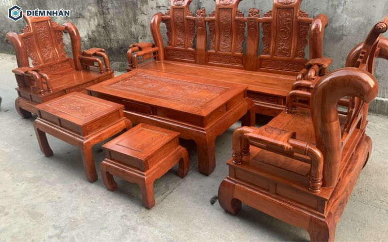 Bàn ghế được làm từ gỗ cây Đinh Hương có gam màu nâu đỏ ấn tượng, sang trọng