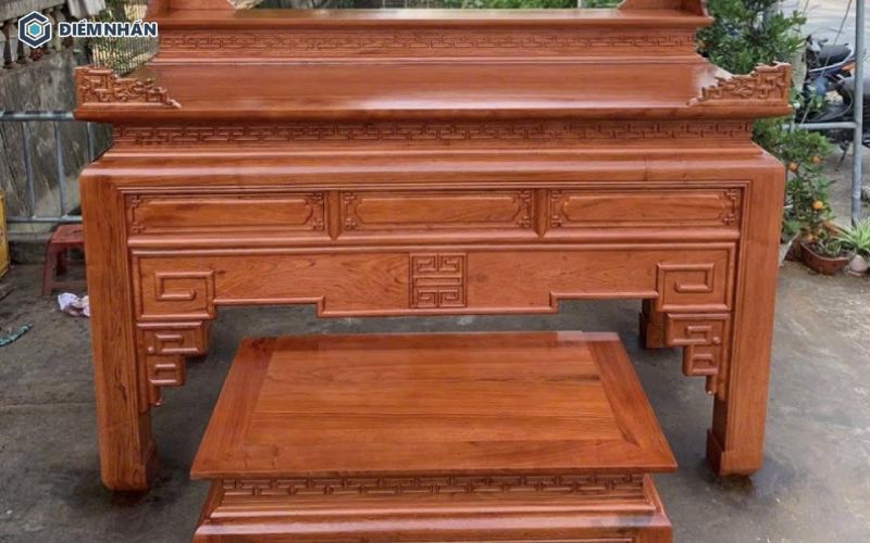 Bàn thờ từ gỗ cây Đinh Hương có hương thơm nhẹ, giúp không gian thờ cúng thêm trang nghiêm và ấm cúng