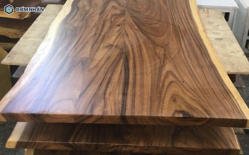 Đặc trưng nổi bật nhất của gỗ óc chó Bắc Mỹ là sắc nâu sẫm sang trọng, đẳng cấp và quyền quý