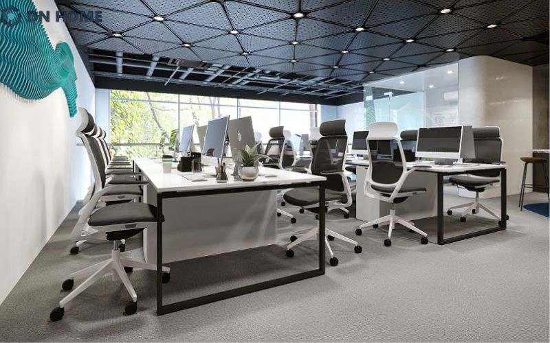 Khu vực làm việc được bố trí hợp lý, thiết kế cửa sổ lớn giúp không gian được thông thoáng hơn