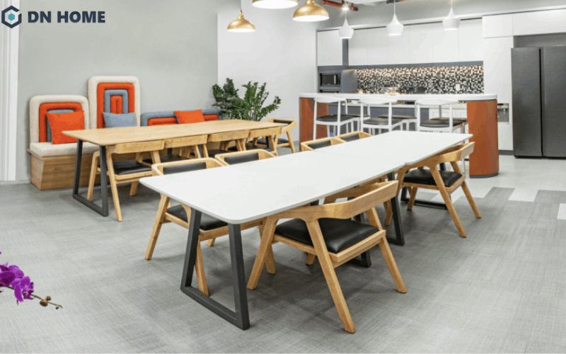 Thiết kế văn phòng 3D với khu vực Pantry rộng và bố trí đủ các vật dụng cơ bản như tủ lạnh, lò vi sóng,...