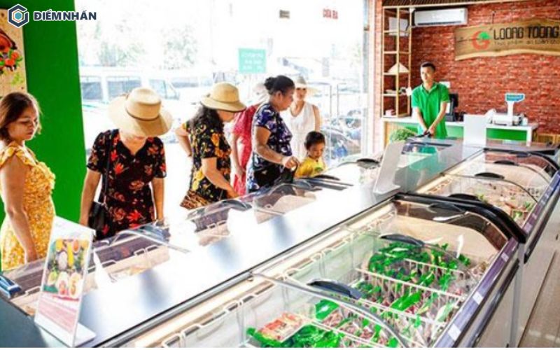 Khi thiết kế tiệm hải sản phong cách truyền thống nên lựa chọn tone màu trầm làm chủ đạo, tạo cảm giác thân thuộc